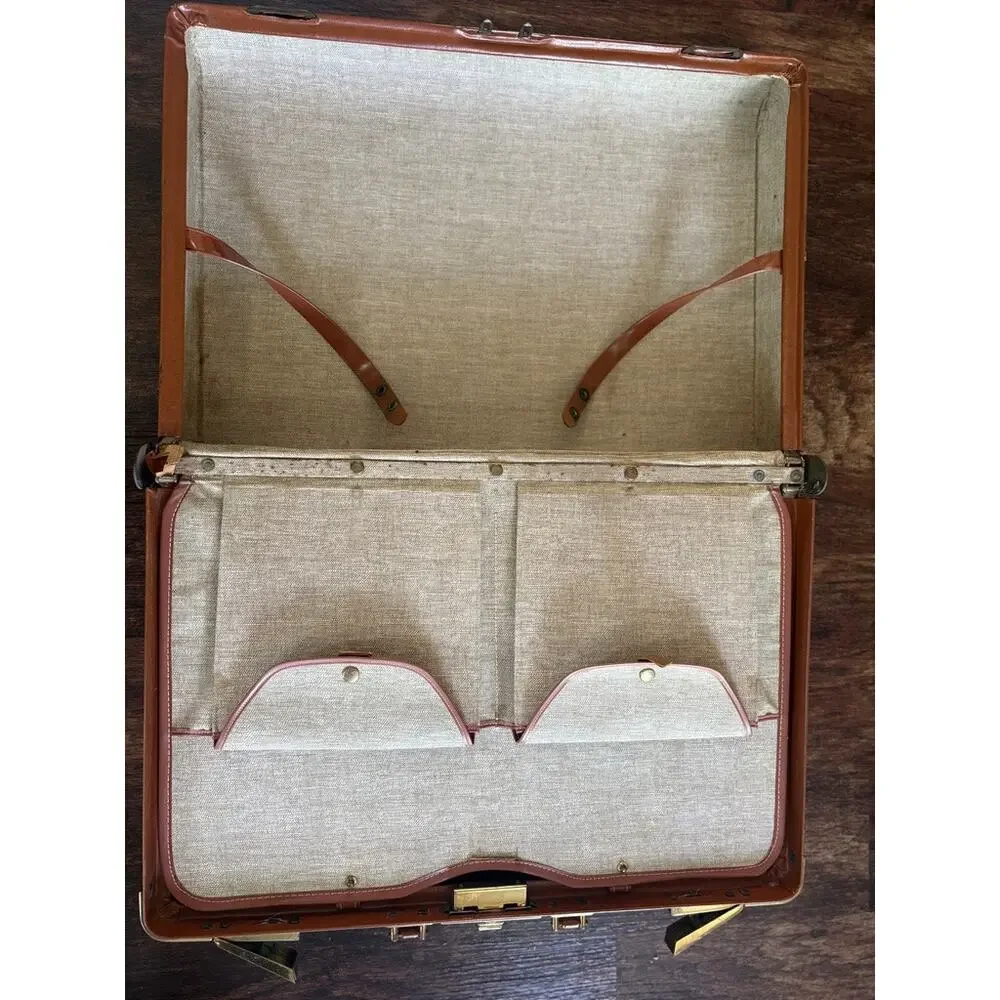 Vintage 1950s Towncraft Tan Leather Suitcase Train Case Linen Lined Brass Clasps